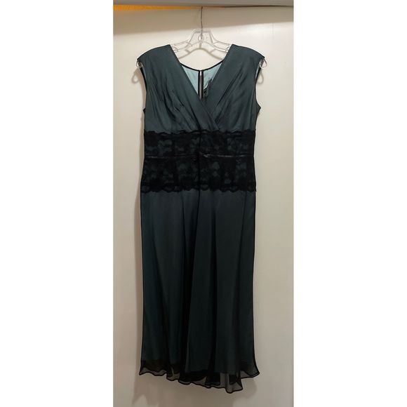 Green Adrianna Papell Size 10 Cocktail dress